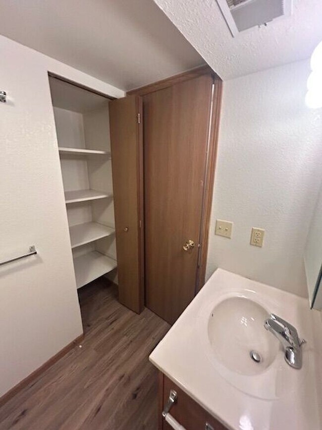 Building Photo - 2 bedroom 1 bath top floor apartment - Mov...