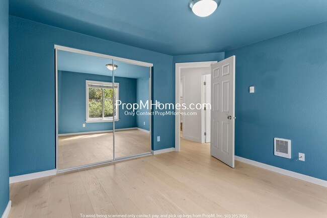 Building Photo - Beautifully Updated Condo in Multnomah Vil...