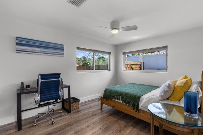 Building Photo - 918 SE 3rd Ave