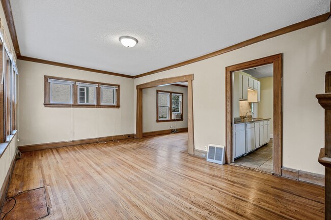 Building Photo - MUST SEE 5BD/2BA in Como near U of M! Avail. 9/1/26