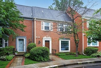 Building Photo - 3-level townhome in sought-after Sycamore Heights