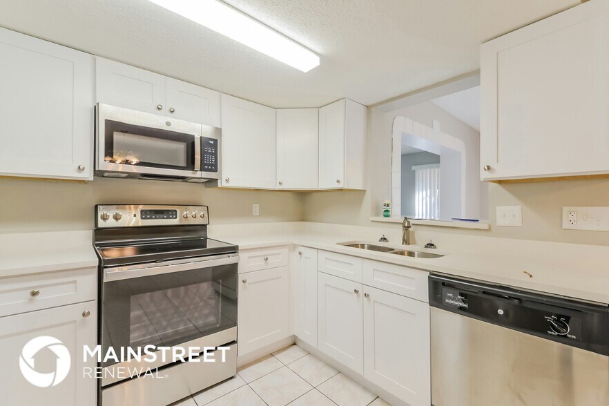 Building Photo - 2426 Pinehurst St