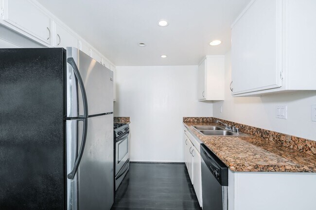 Building Photo - 665 W 24th St