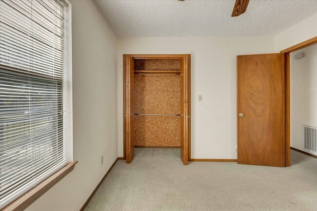 Building Photo - 8929 NE 52nd St