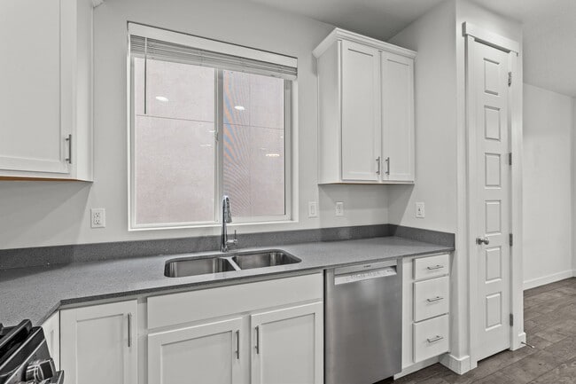 Building Photo - Beautiful 5 Bed / 3 Bath Single-Family Home in Lindon