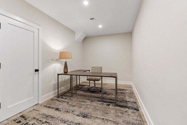 Building Photo - 5 Colonial Rd