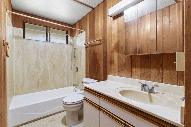 Building Photo - Three Bedroom Makaha Rental