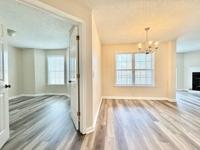 Building Photo - Immaculate 2 BR condo convenient to loop and I-40