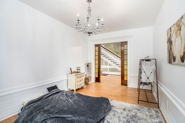Building Photo - Beautiful 3 Bedroom/2 Bathroom First Floor Apartment in East Duluth Mansion - AVAILABLE JUNE!