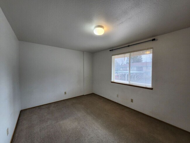 Building Photo - 2 Bed/1.5 Bath Apartment - NE Purcell Blvd