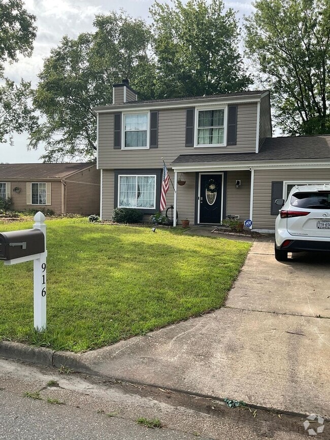 Building Photo - Lovely Updated 3-Bedroom Home with Spaciou...