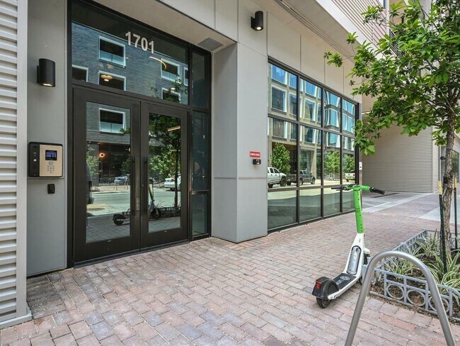 Building Photo - 1701 Simond Ave