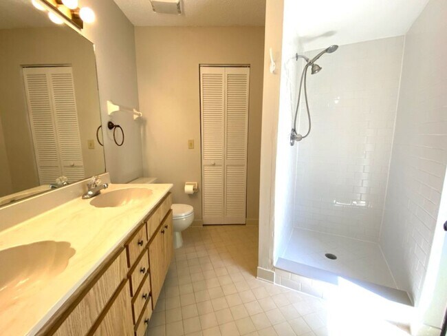 Building Photo - Two Bedroom Pelican BayTownhome
