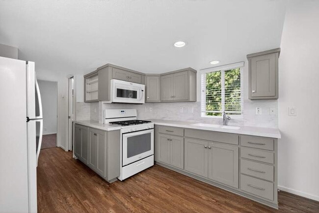 Building Photo - 121 1st Ave