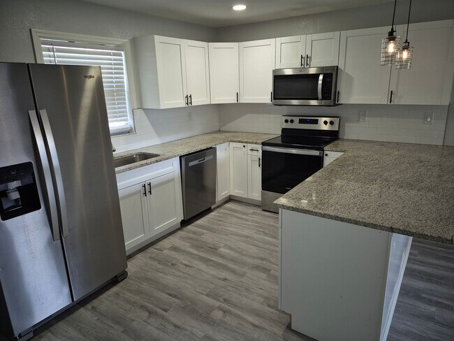 Building Photo - Renovated 1BR Near Sponge Docks & Beaches