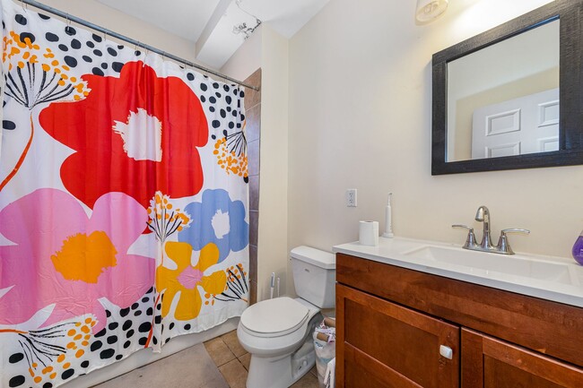 Building Photo - Nicely Priced 4-bed, 2-bath Mission Hill Apartment