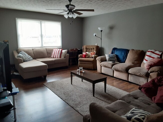 Building Photo - 4 bedrooms!