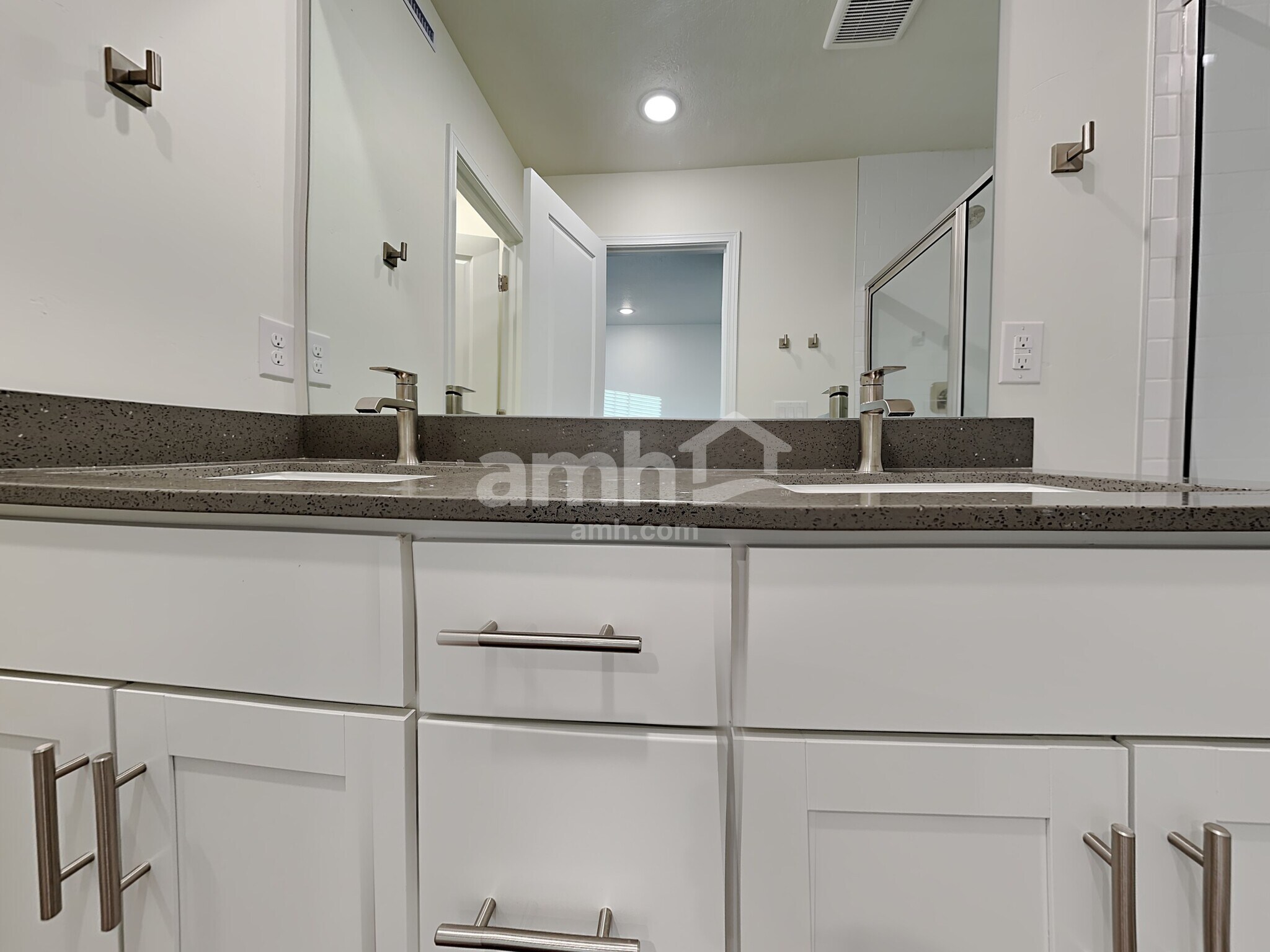 Building Photo - 11091 S Blue Bayou Dr