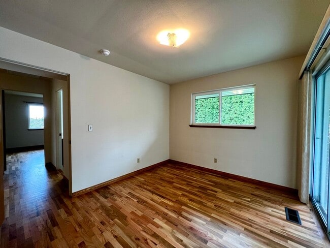 Building Photo - 608-610 Estee Court - Yakima