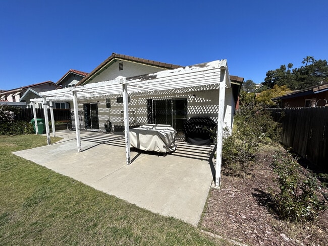 Building Photo - 13940 Barrymore St