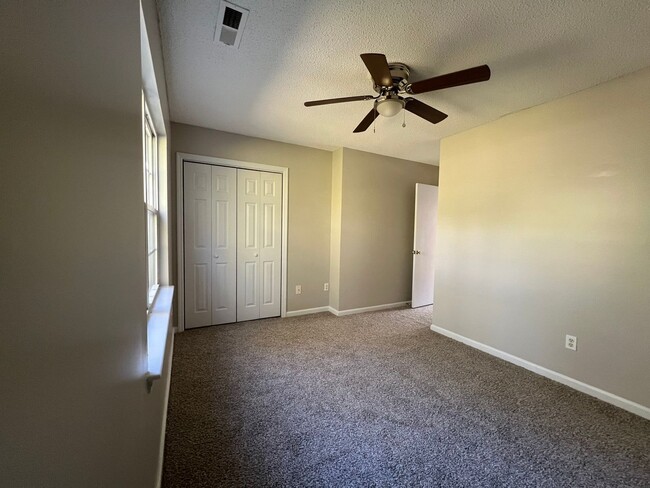 Building Photo - Beautiful 2 bedroom 2.5 bath town home loc...