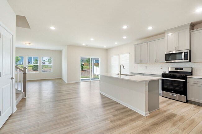 Building Photo - Nearly New, Spacious 5 Bed/3 Bath Home in ...