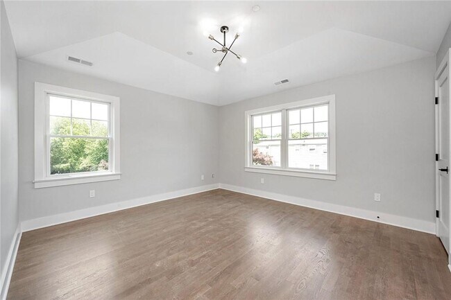 Building Photo - 10 Underhill Pl
