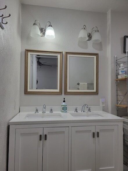 Building Photo - 5526 Excalibur Dr