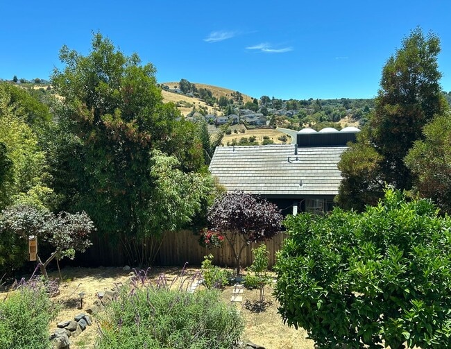 Building Photo - Welcome to this stunning 3 Bedroom 2 Bath ...