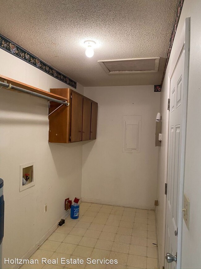 Building Photo - 3 br, 1 bath House - 1021 White Circle