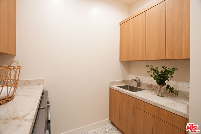 Building Photo - 4936 Coolidge Ave