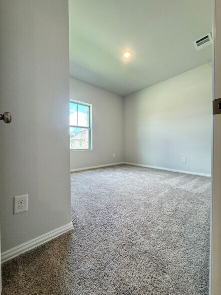 Building Photo - 3500 Kingdom Dr
