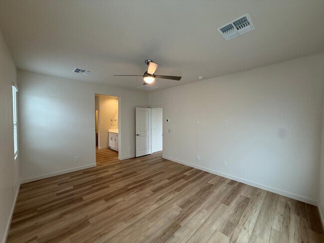 Building Photo - 624 N Vine St