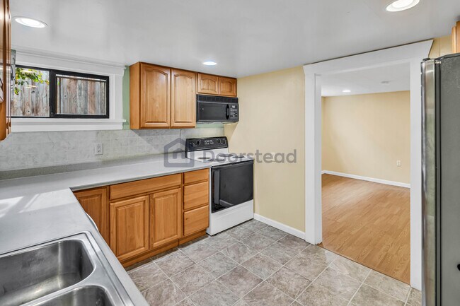 Building Photo - 2028 14th Ave W