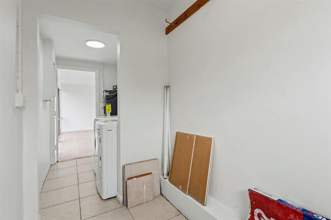 Building Photo - 6821-6825 NW 11th Place Unit 6825