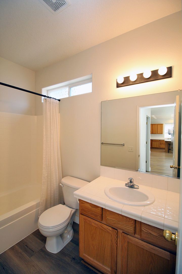 Building Photo - 15542 SE Thornbridge Dr