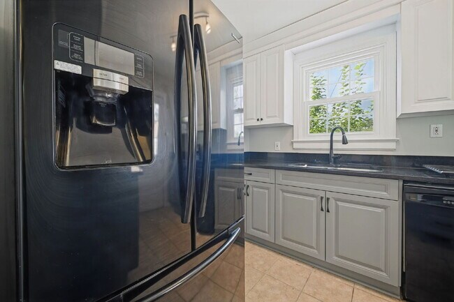 Building Photo - RARE FIND-4 BEDROOMS, 2 BATHROOMS, FENCED BACK YARD and GARAGE-PETS!!