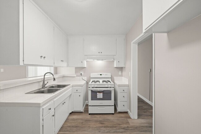 Building Photo - 13627-13637 1/2 Lemoli Ave.