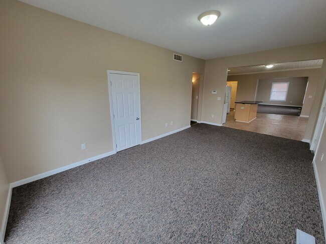 Building Photo - 3 bed, 2 bath. Close to ND