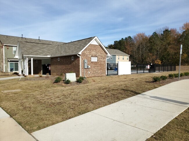 Building Photo - 2 Bedroom, 2.5 Baths End unit Townhome located in Townes at University East