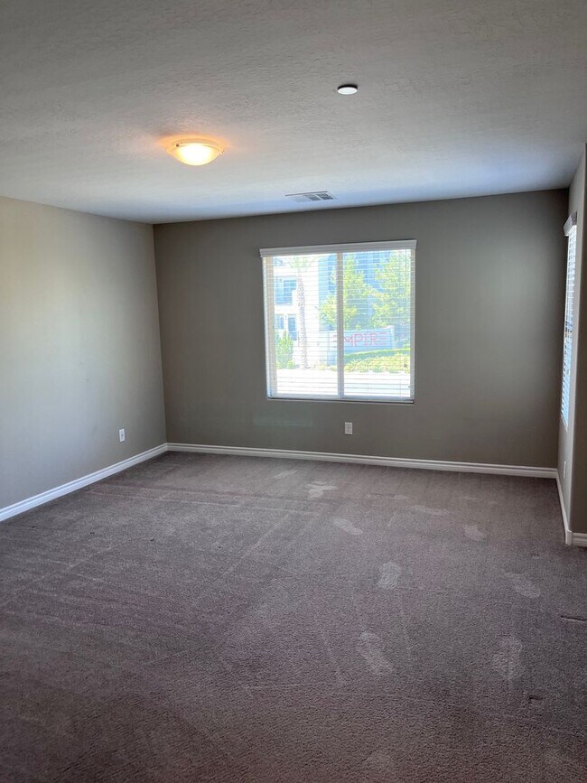 Building Photo - 3 Bedroom Single Family home - Gated community