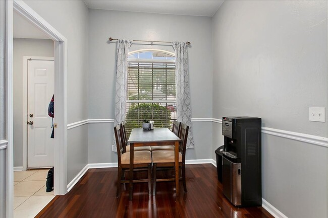 Building Photo - Highly Desirable Kensington Gardens