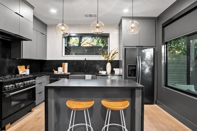 Building Photo - 2209 Rae Dell Ave