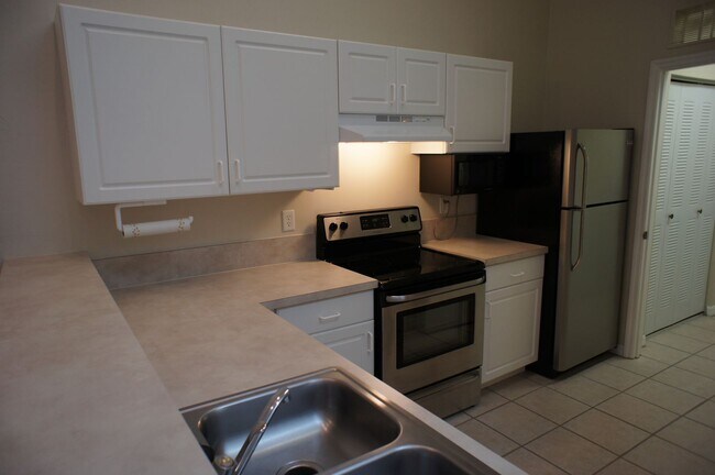 Building Photo - Lovely Condo in The Greens at West End