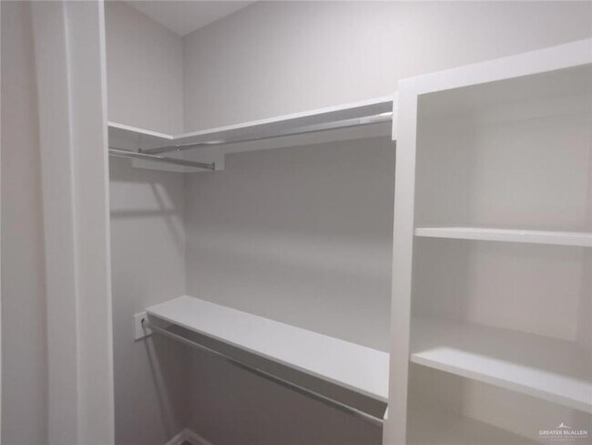 Building Photo - 1409 Shavano Dr