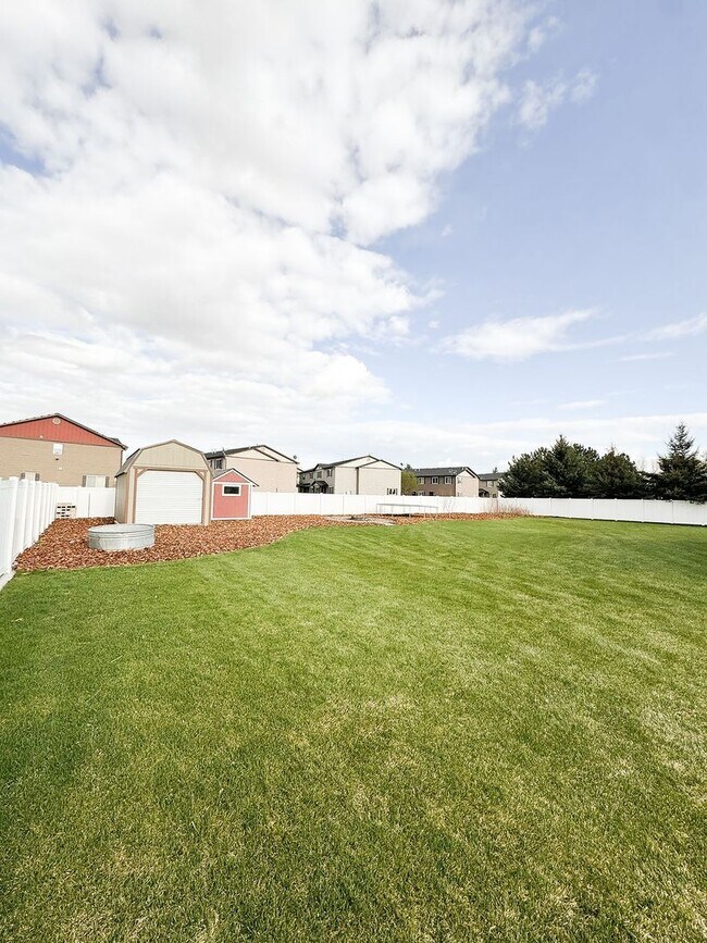 Building Photo - Beautiful Custom Home For Rent In Rexburg!