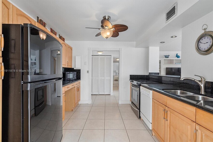 Building Photo - 1000 Parkview Dr