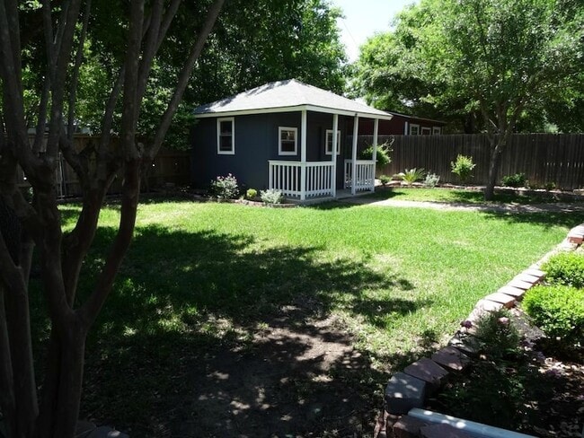 Building Photo - 1702 Matagorda Dr