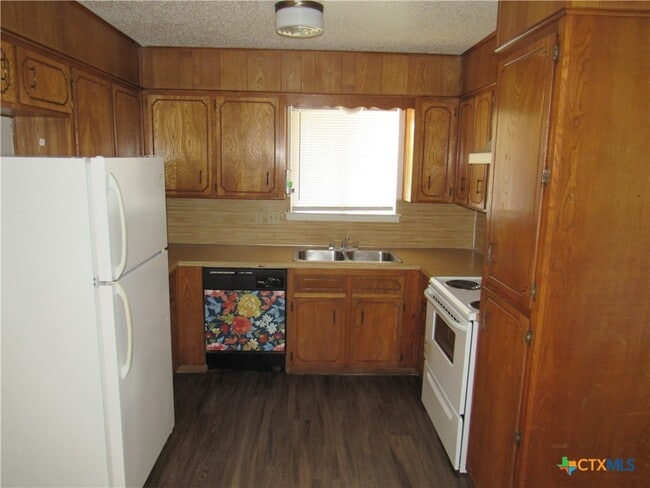 Building Photo - 2406 Shoemaker Dr