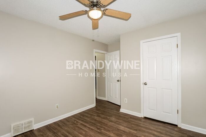 Building Photo - 5762 Riverhead Ave